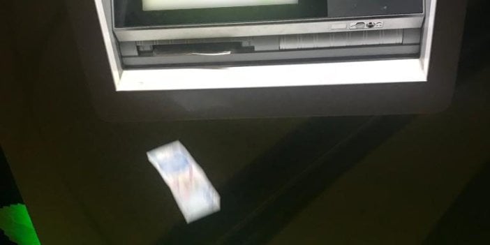 ATM'den paralar saçıldı: Vatandaş arkasına bakmadan yoluna devam etti