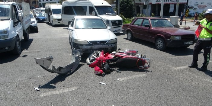 Otomobille çarpışan motosiklet sürücüsü yaralandı