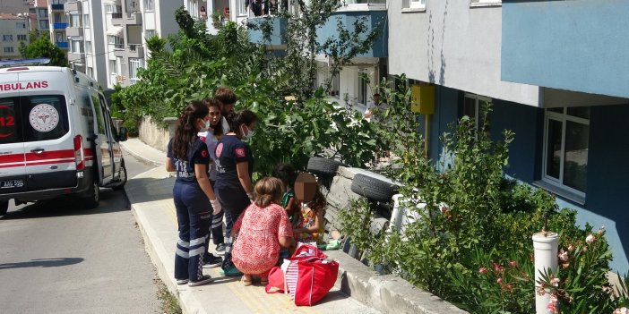 Otomobil apartman boşluğuna düştü: 4 yaralı