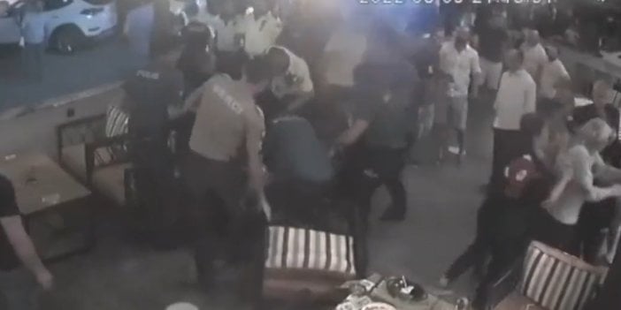 Oğlu işten atılınca polis baba ekip otosuyla kafeyi bastı. İşletme sahibini ters kelepçeyle gözaltına aldılar