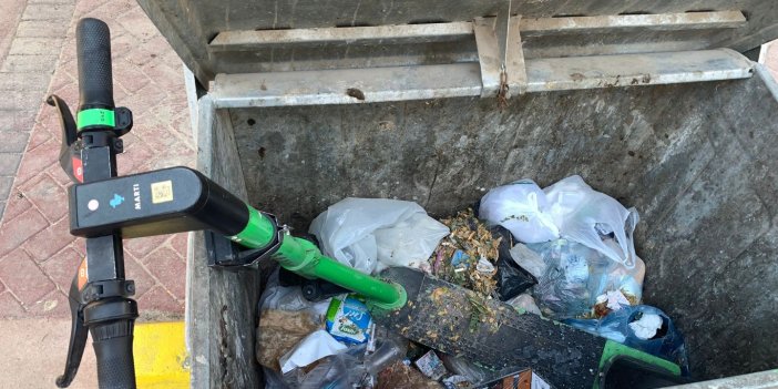Eskişehir'de elektrikli scooterı çöpe attılar