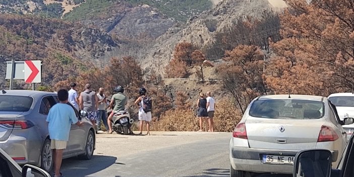 Datça'da taş ocağı patlatılacak diye turistler ve tatilciler bekletiliyor. Nerede bu devlet. Gazeteci Sedat Kaya gözleri faltaşı gibi olarak şahit oldu