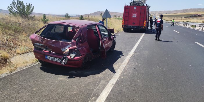 Otomobil kontrolden çıkarak bariyerlere çarptı: 5 yaralı