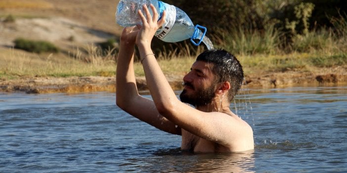 Bidonlara doldurup evlerine götürüyorlar. Bu suda yıkananların sivilceleri yok oluyor. Deri hastalıkları tarihe karışıyor