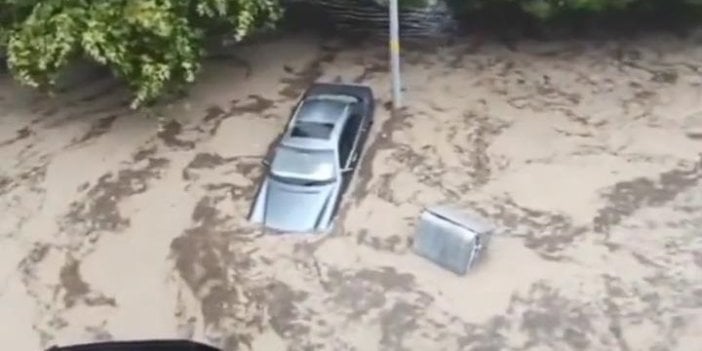 Sel Bursa'yı yıktı geçti. Dereler taştı araçlar suya gömüldü