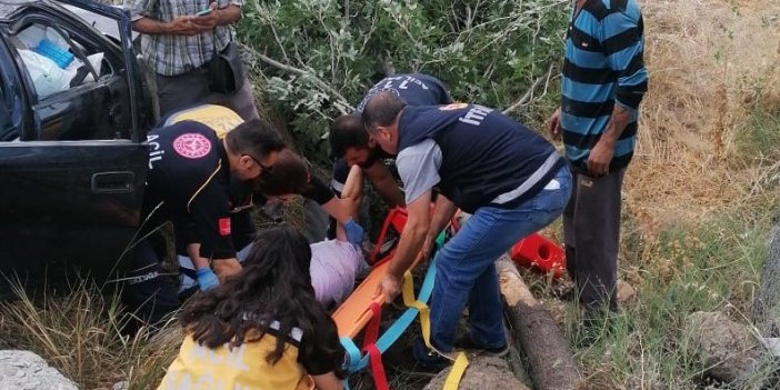 Otomobil şarampole devrildi: 2 yaralı