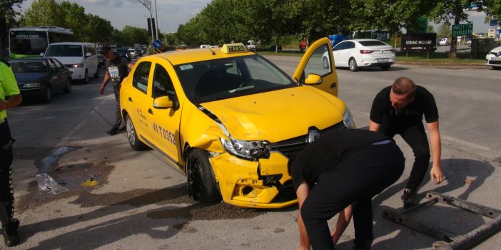 Ticari taksi ile otomobil çarpıştı: 3 yaralı 