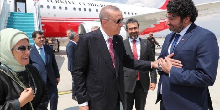 Şarkıcı Hakan Taşıyan Cumhurbaşkanı Erdoğan ve eşi Emine Erdoğan'ı Havalimanı'nda karşıladı