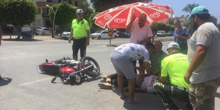 Alanya'da motosiklet ile otomobil çarpıştı: 1’i ağır, 2 yaralı