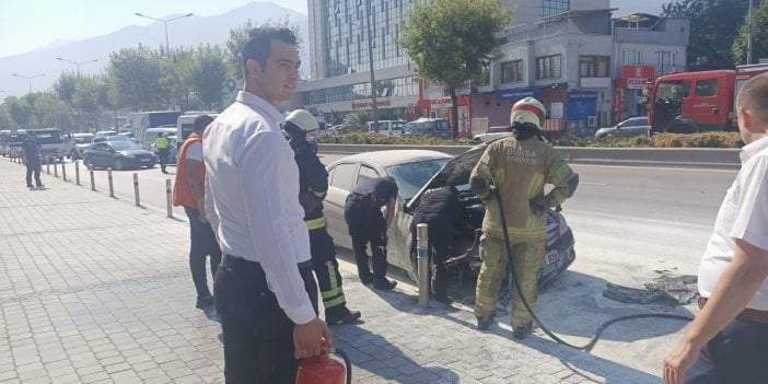 Bursa'da alev alan lüks otomobil kullanılamaz hale geldi