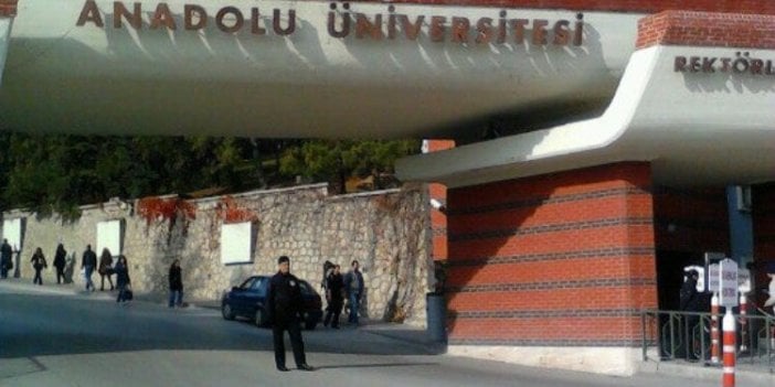 Anadolu Üniversitesi’nde kadın çalışanlara etek boyu ve yırtmaç uyarısı