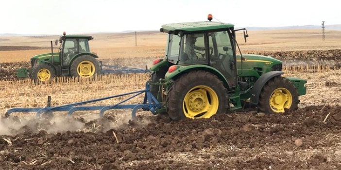 30 yıllık çiftçi traktöründe ilk kez kaplama lastik kullanmaya başladı. Bir zamanlar yeni lastik fiyatlarına traktör alınıyordu