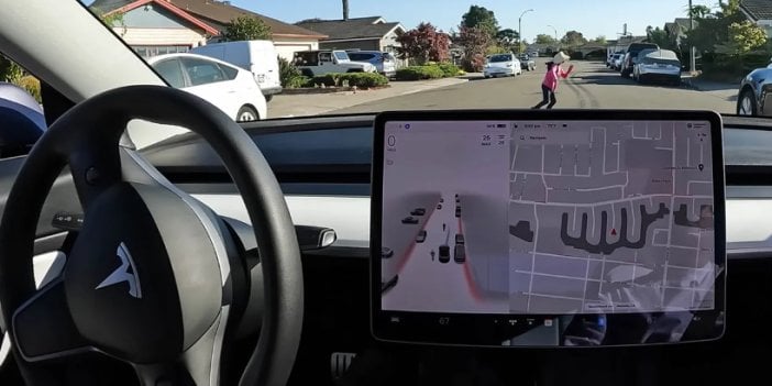 Tesla şişme mankenlerle denemişti. Gerçek çocuklarla otopilot sürüş denemesi yapılacak