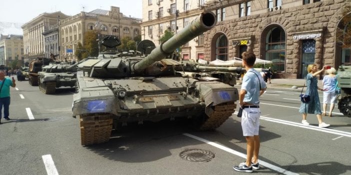 Ukrayna yönetimi Ruslar'dan ele geçirilen tank ve askeri teçhizatı Kiev'de sergiledi