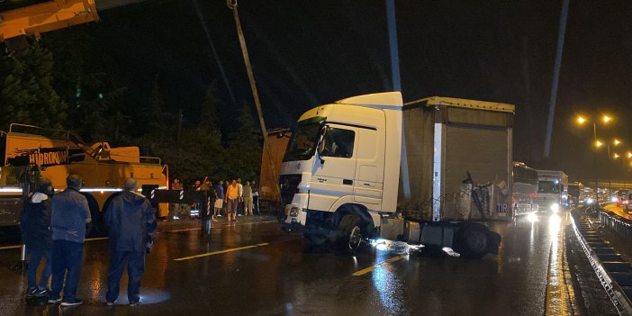 TIR bariyerlere çarptı, TEM Otoyolu trafiğe kapandı