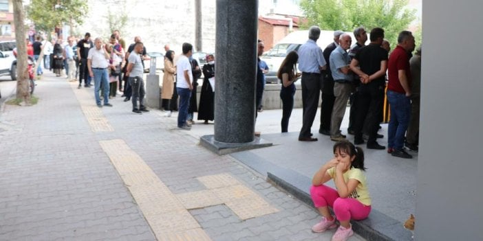 Emekliye Promosyon işkencesi. Bankanın önünde saatlerce bekledi.