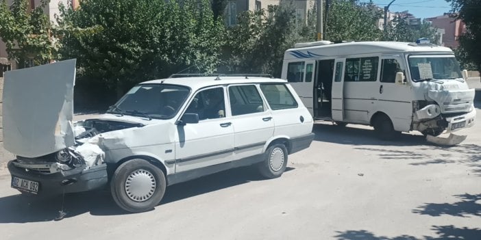 Otomobille yolcu minibüsü çarpıştı: 4 yaralı