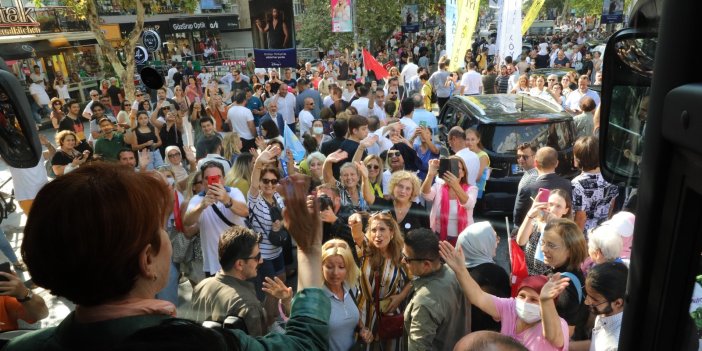 Meral Akşener'e Kadıköy'de Fenerbahçe forması hediye edildi