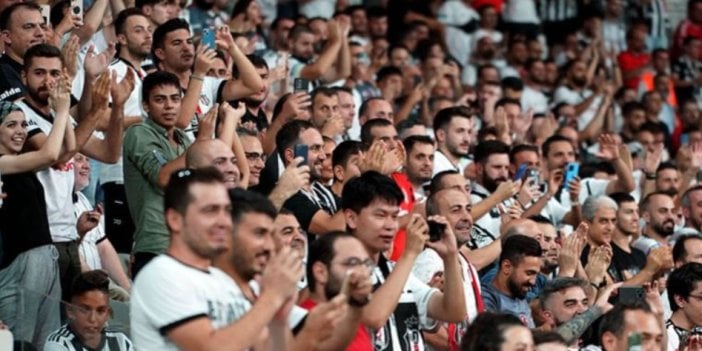 Beşiktaş taraftarı Dolmabahçe’yi inletti: Türkiye laiktir, laik kalacak