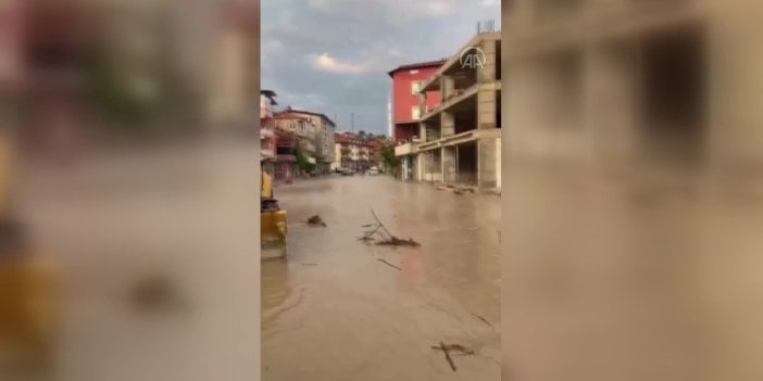 Bursa sele kapıldı. Cami minareleri yıkıldı. Sele kapılan köpek kurtarıldı