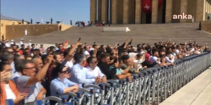 Anıtkabir'de yine aynı görüntüler: Islık çaldılar, Reis diye slogan attılar