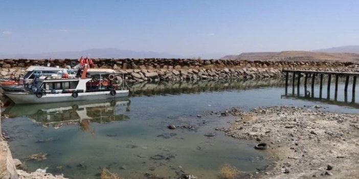 Van Gölü'nde sular çekildi. Balıkçı tekneleri karaya oturdu