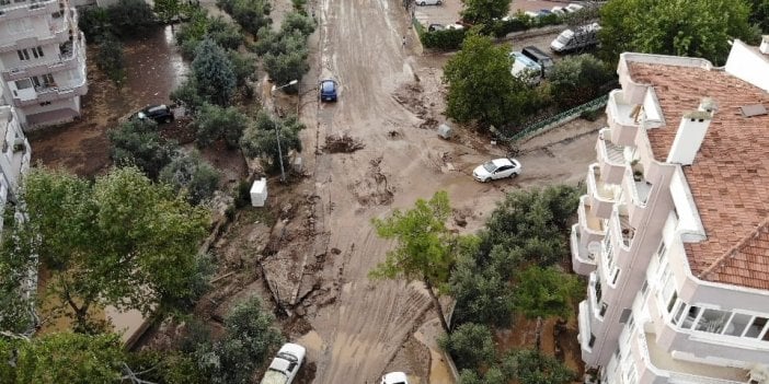 Bursa'yı sağanak vurdu. Karayla deniz birleşti. Sel önüne  ne kattıysa sürükledi