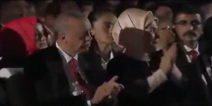 Deniz Kuvvetleri Bandosu Erdoğan'ın önünde 'Askerinle bin yaşa Mustafa Kemal Paşa' marşını çaldı. Marş bitiminde kamera Erdoğan'ı gösterdi