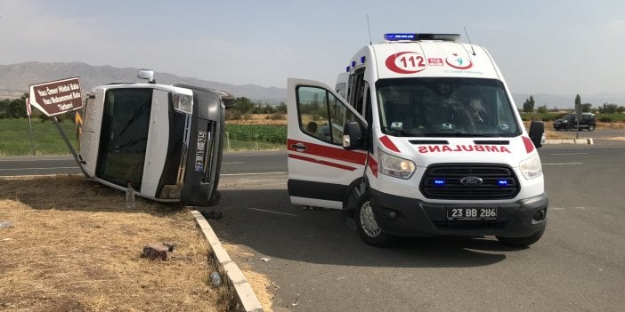 Elazığ’da minibüs ile hafif ticari araç çarpıştı: 3 yaralı