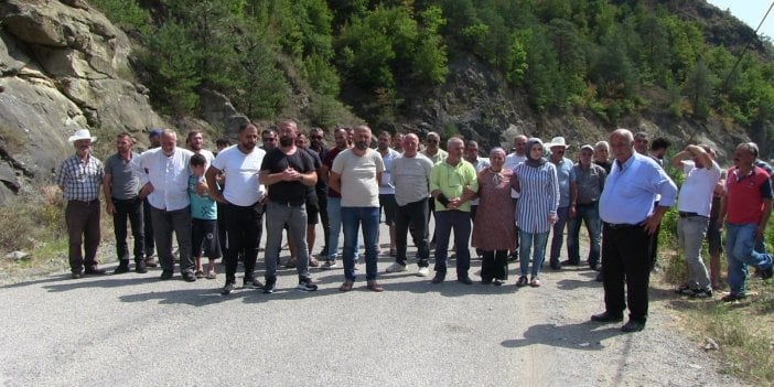 Otomobilin uçuruma yuvarlandığı bölgede köylüler bariyer için yol kapattı