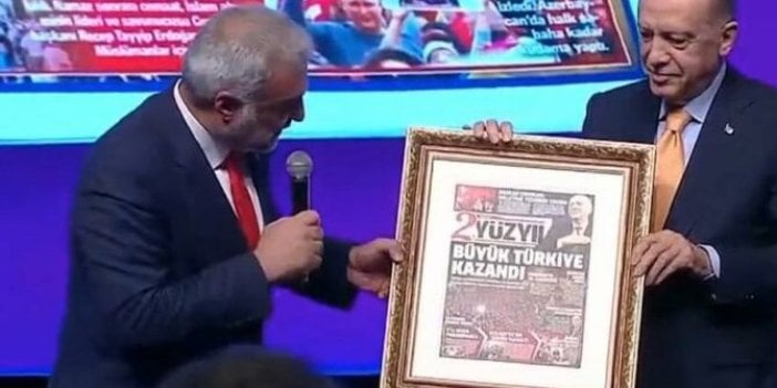 Erdoğan'a 2023 seçimlerini kazanmış gibi hazırlanan kurgu gazete küpürü hediye edildi