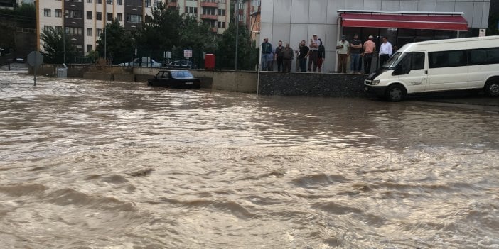 Kastamonu’da yarım saat yağan yağmur hayatı felç etti