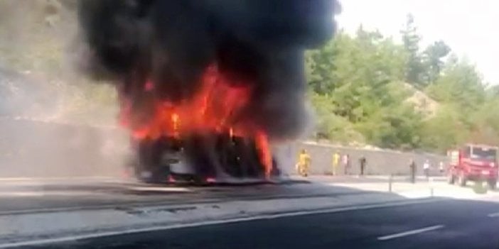 Seyir halindeki yolcu otobüsü alev alev yandı