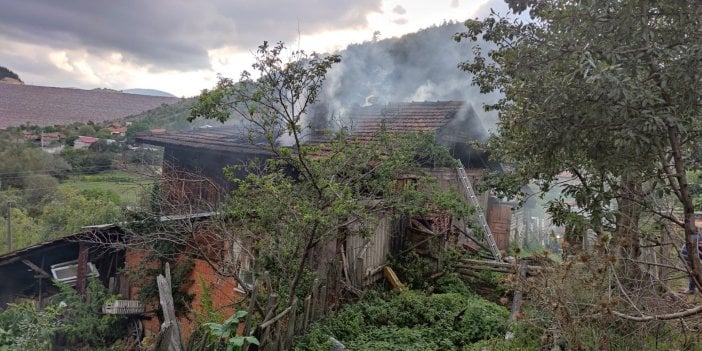 Bolu’da iki katlı ahşap ev alev alev yandı