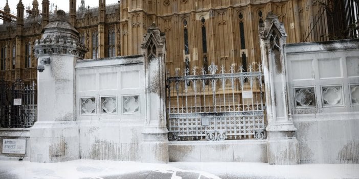 Londra'da saldırı: Parlamento binasını boyadılar