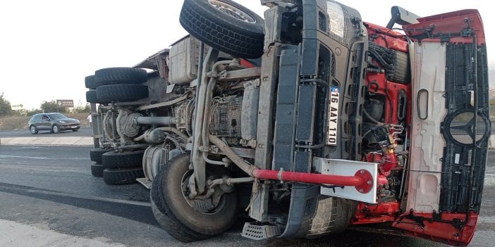 İtfaiye aracının devrilmesi sonucu 3 itfaiye eri yaralandı  