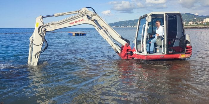 Vay görgüsüz vay! 120 bin liralık kolyesini denizde kaybeden Arap turist iş makinesi tuttu. Üstüne 20 bin daha harcadı