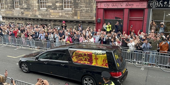 Kraliçe II. Elizabeth'in cenazesi, Holyroodhouse Sarayı'na ulaştı