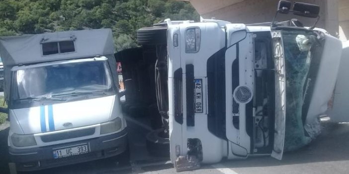 Kütahya'da talaş yüklü TIR devrildi. Yol trafiğe kapandı