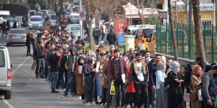 TÜİK'ten yeni mucize. Seçim yaklaştıkça işsizliği düşürüyorlar. İŞKUR önündeki kuyruklar ne peki?