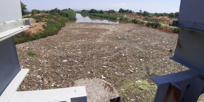 Türkiye'nin ünlü nehri "çöp nehir" oldu. Artık çöpten su bile gözükmüyor