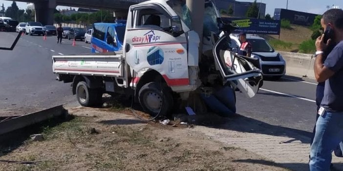 Yalova'da kamyonet kontrolden çıkarak direğe çarptı