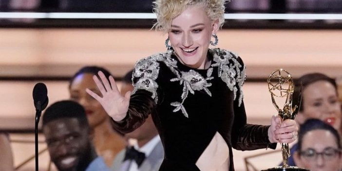 Emmy Ödül Töreni’nde şıklık yarışı! Julia Garner göbek dekolteli elbisesiyle geceye damga vurdu