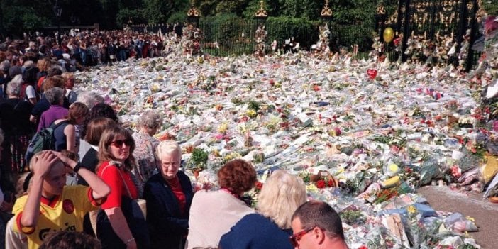 İngiliz basını kıyasladı.Prenses Diana’nın taziye çiçekleri Kraliçe’yi gölgede bıraktı