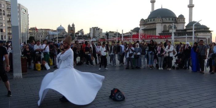 Taksim Meydanı’nda sema gösterisi büyük ilgi çekti