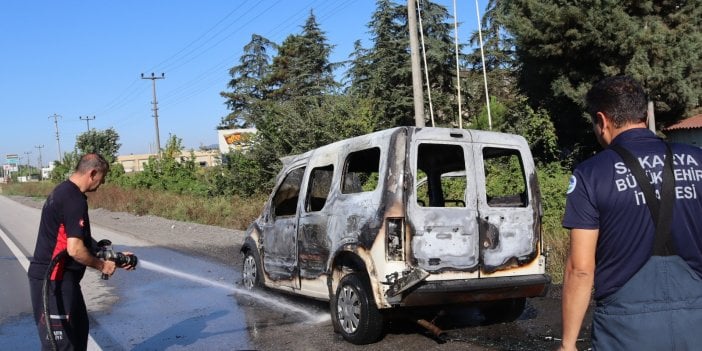 Sakarya'da hafif ticari araç alev alev yandı