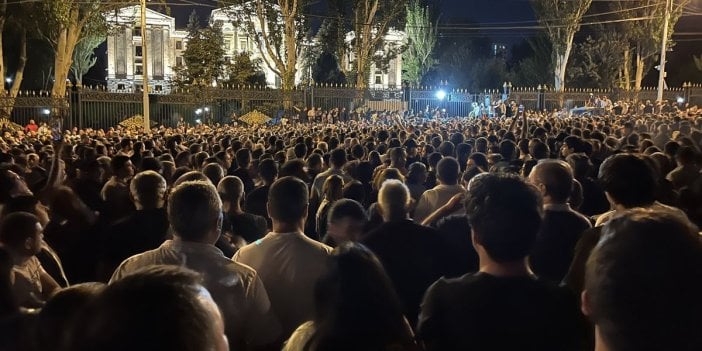 Azerbaycan'la barış anlaşması imzalamak istediğini açıklamıştı... Ermenistan'da Paşinyan protestosu