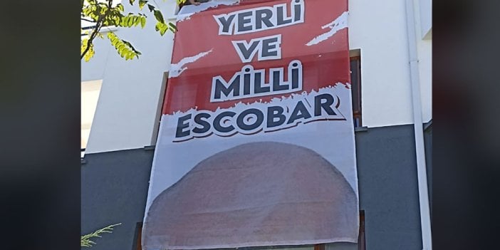 Zafer Partisi 'Yerli Ve Milli Escobar' pankartını genel merkezine astı. Esrarengiz pankartın sırrı devam ediyor. İstanbul İl Başkanı ifadeye çağrılmıştı