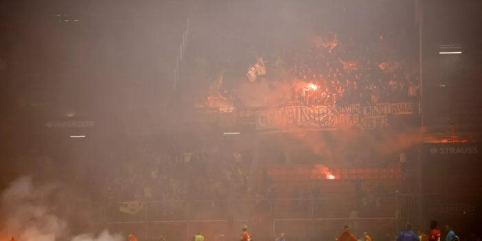 Fenerbahçe taraftarı Rennais tribünlerini yaktı! Daha karşılaşma başlamadan saha karıştı