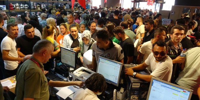 İndirimli telefon izdihamı. Vatandaşın elinden silah zoruyla telefonu aldılar